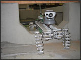 床下で作業者が検査時に通り抜ける開口部の段差を乗り越える「住宅床下点検ロボット」。
