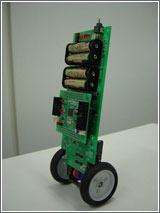 写真2　ジャイロセンサ搭載の教育用ロボット。株式会社北斗電子が販売
